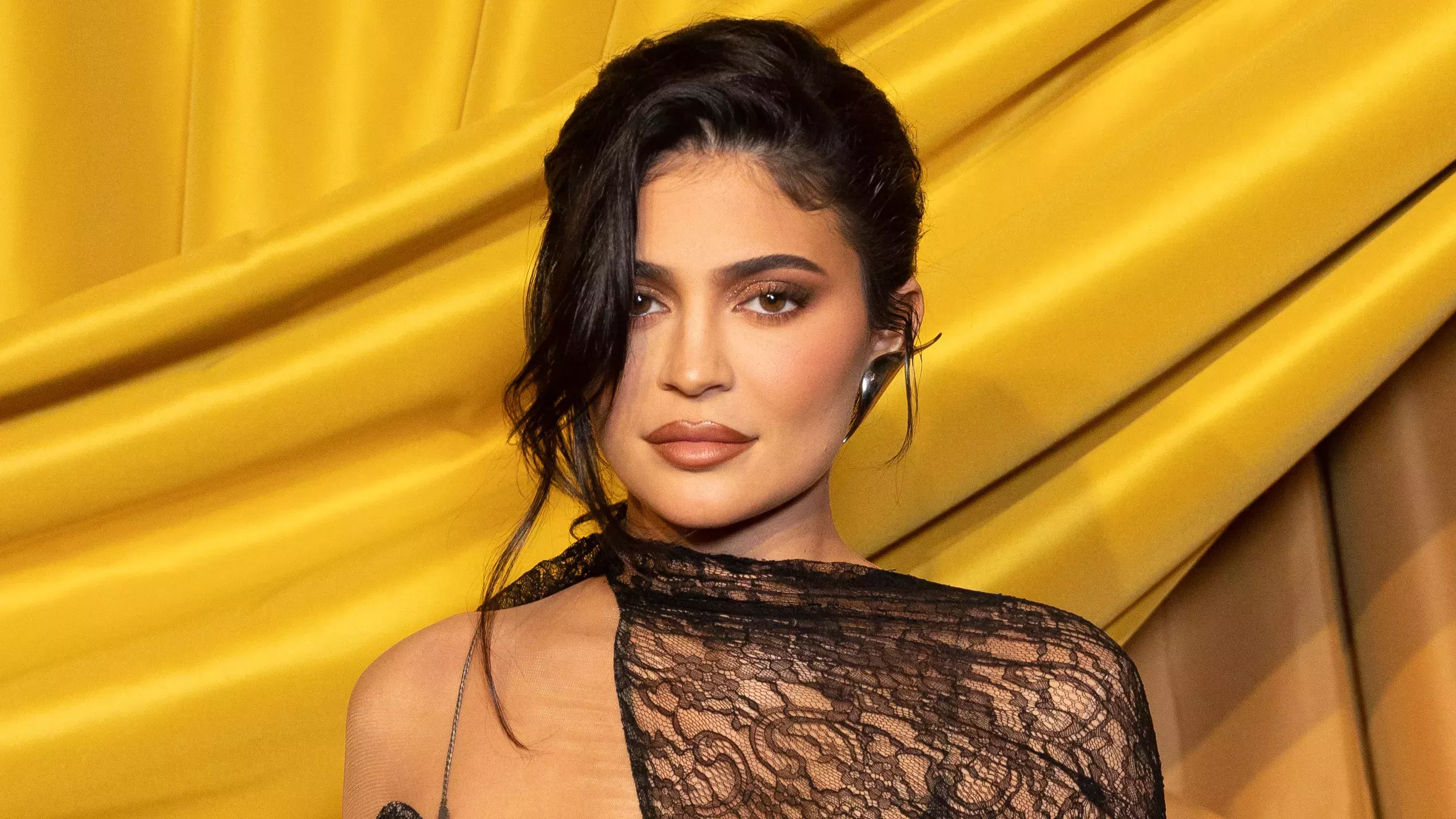 Kylie Jenner canalizó su Gatúbela interior con un flequillo lateral mojado
