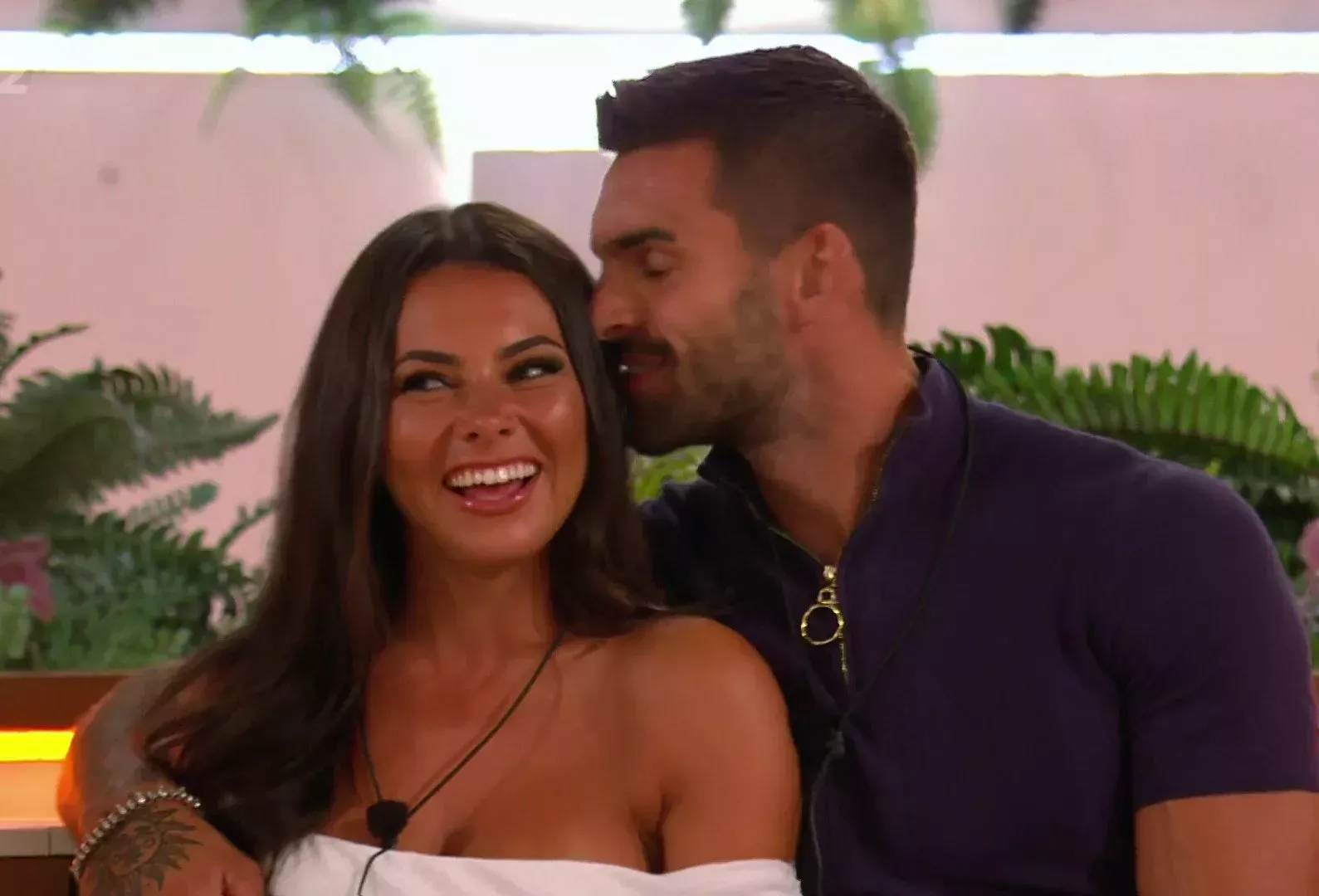 Love Island: Paige Thorne borra todas las fotos con Adam Collard mientras los rumores de ruptura se arremolinan