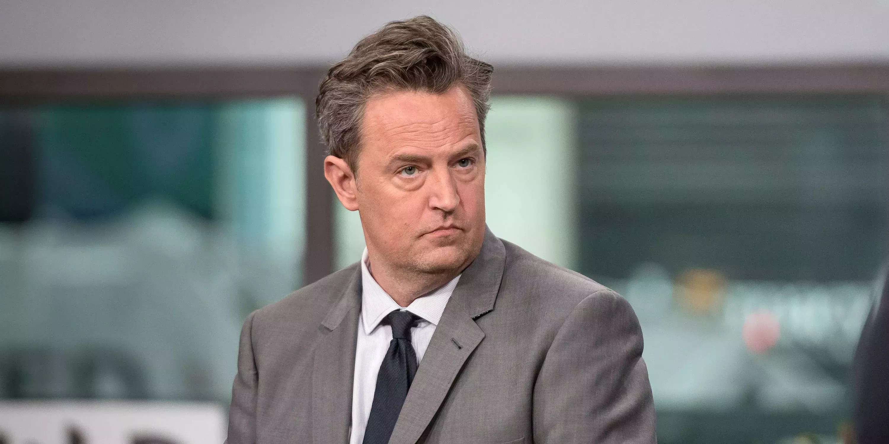 Matthew Perry dice que solía visitar casas abiertas y robar pastillas recetadas de los botiquines