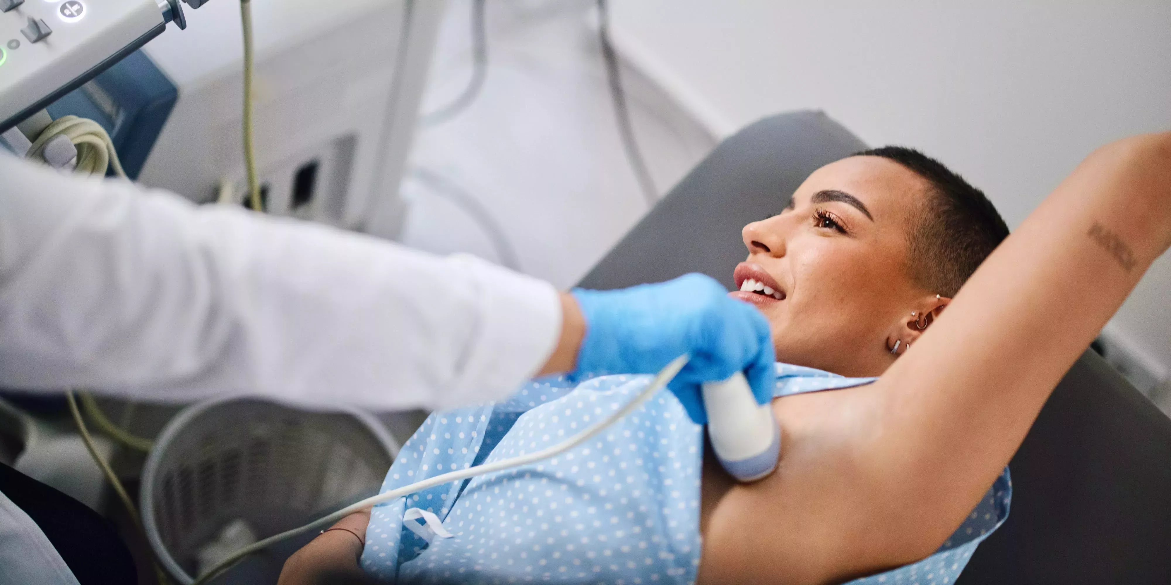 Tengo un tejido mamario denso y necesito ecografías después de mis mamografías. Me gustaría que mi seguro las cubriera automáticamente.