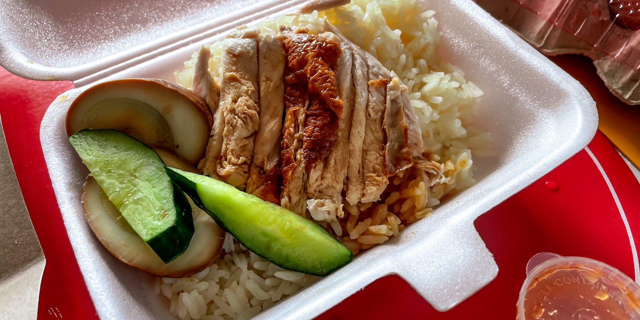 Los vendedores de Singapur reaccionan ante el arroz con pollo de 17 dólares que se vende en un centro de Nueva York.