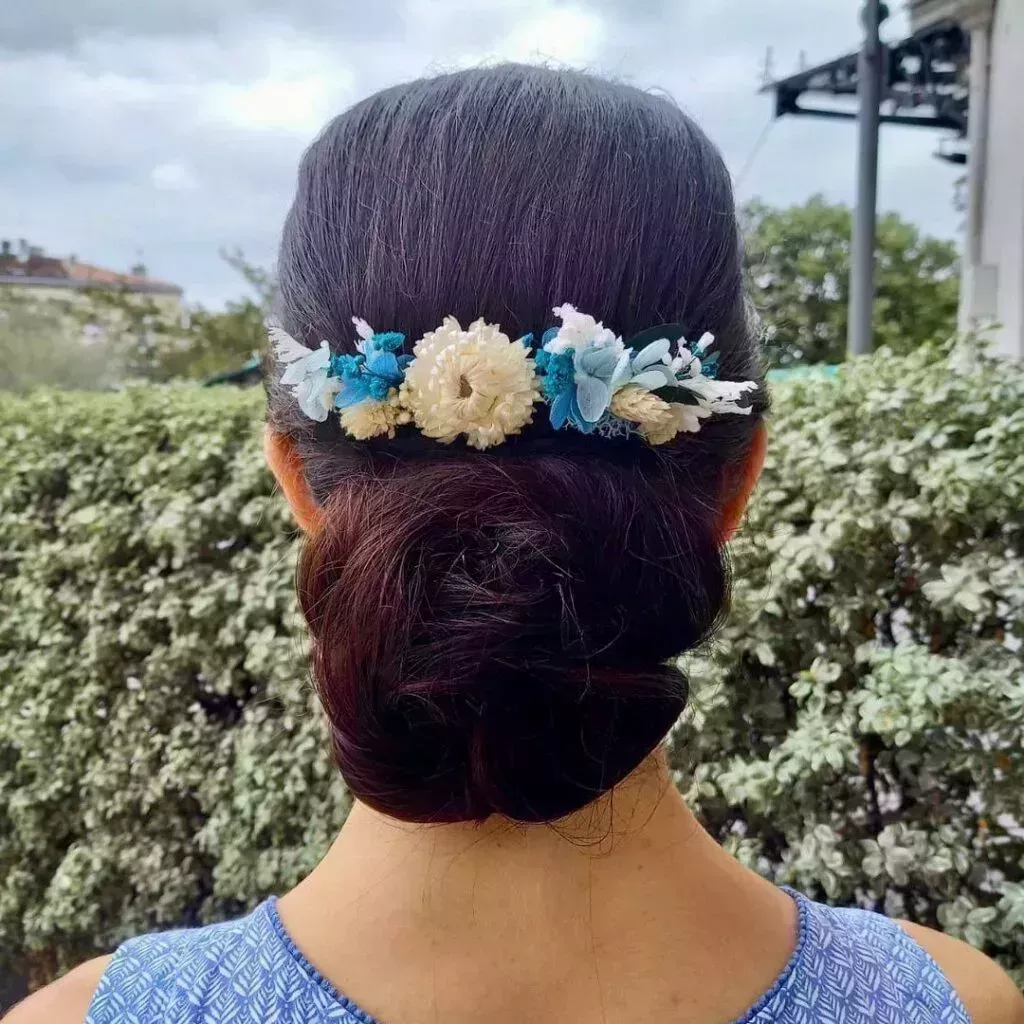 24 mejores peinados con moños florales para novias en 2022