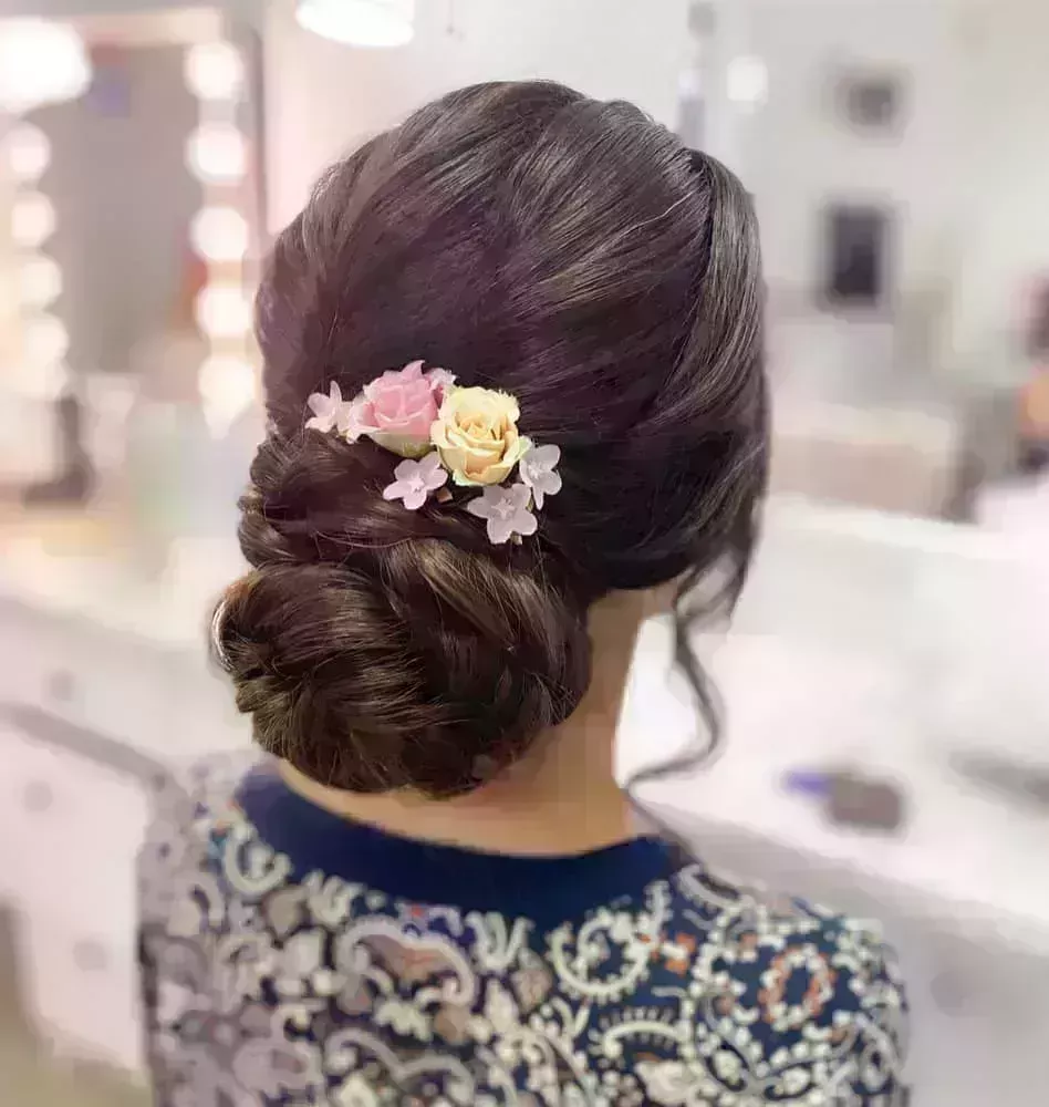 24 mejores peinados con moños florales para novias en 2022