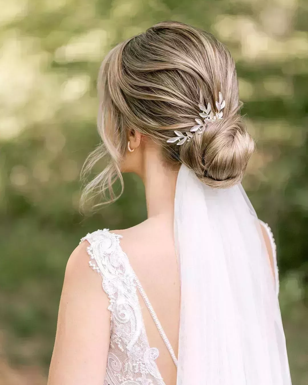 24 mejores peinados con moños florales para novias en 2022