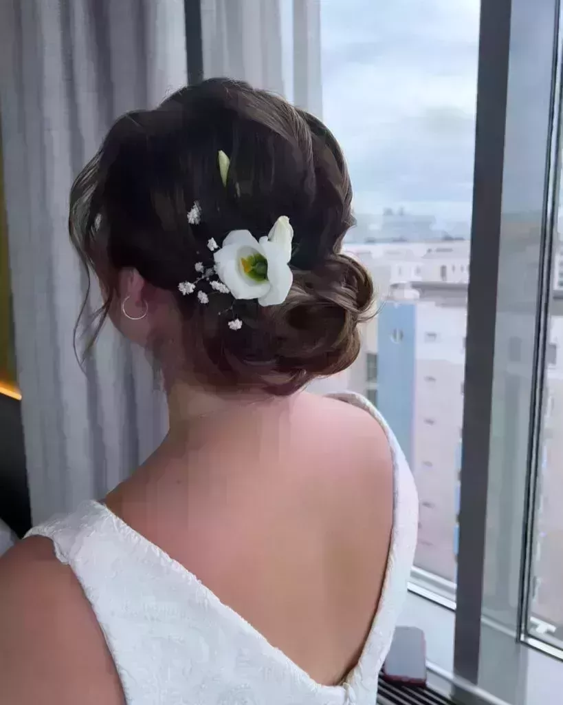 24 mejores peinados con moños florales para novias en 2022