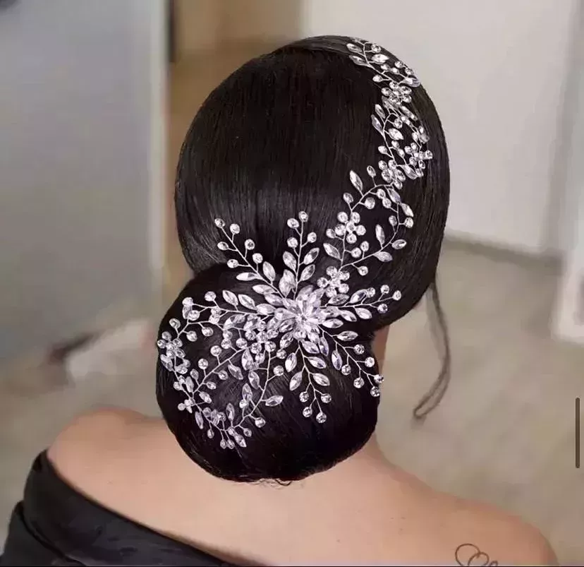 24 mejores peinados con moños florales para novias en 2022