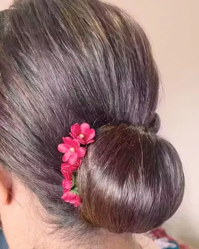 24 mejores peinados con moños florales para novias en 2022