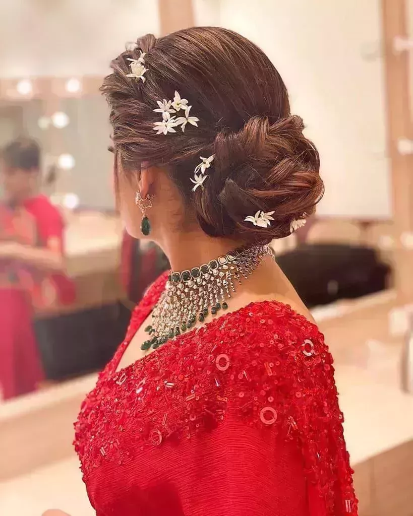 24 mejores peinados con moños florales para novias en 2022