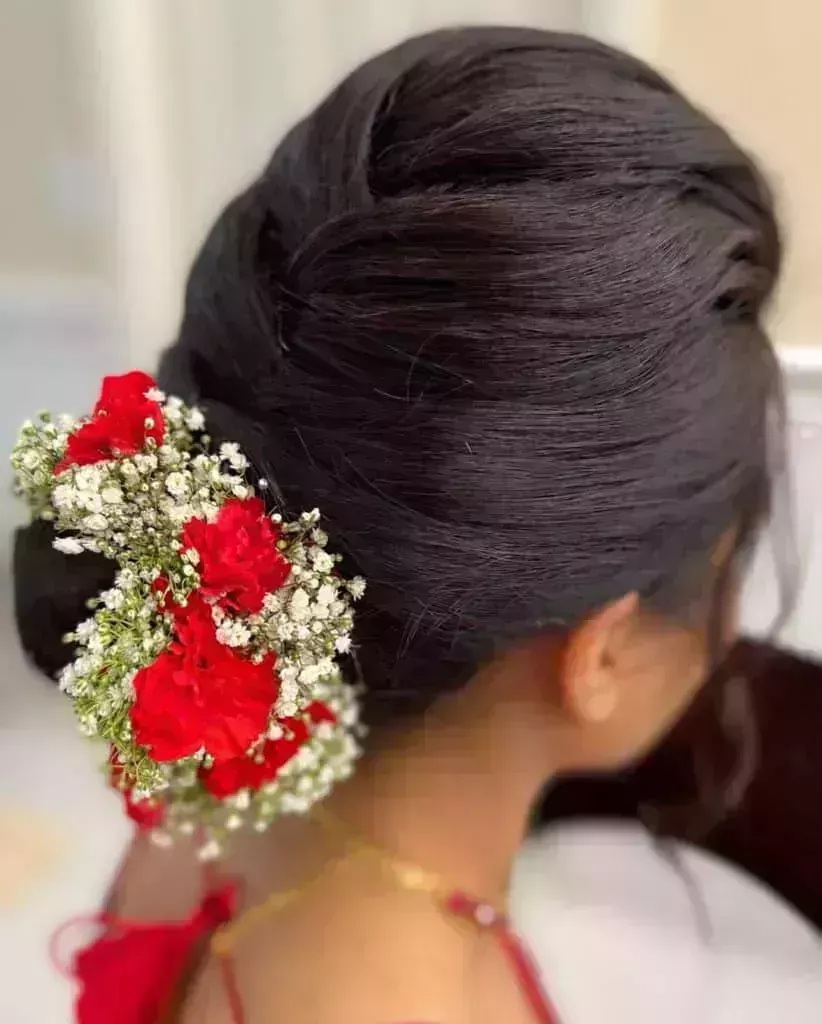 24 mejores peinados con moños florales para novias en 2022