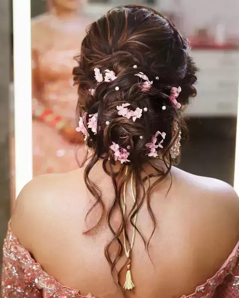 24 mejores peinados con moños florales para novias en 2022