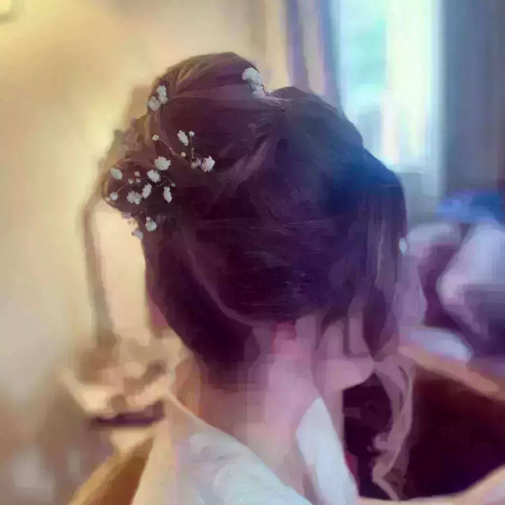 24 mejores peinados con moños florales para novias en 2022