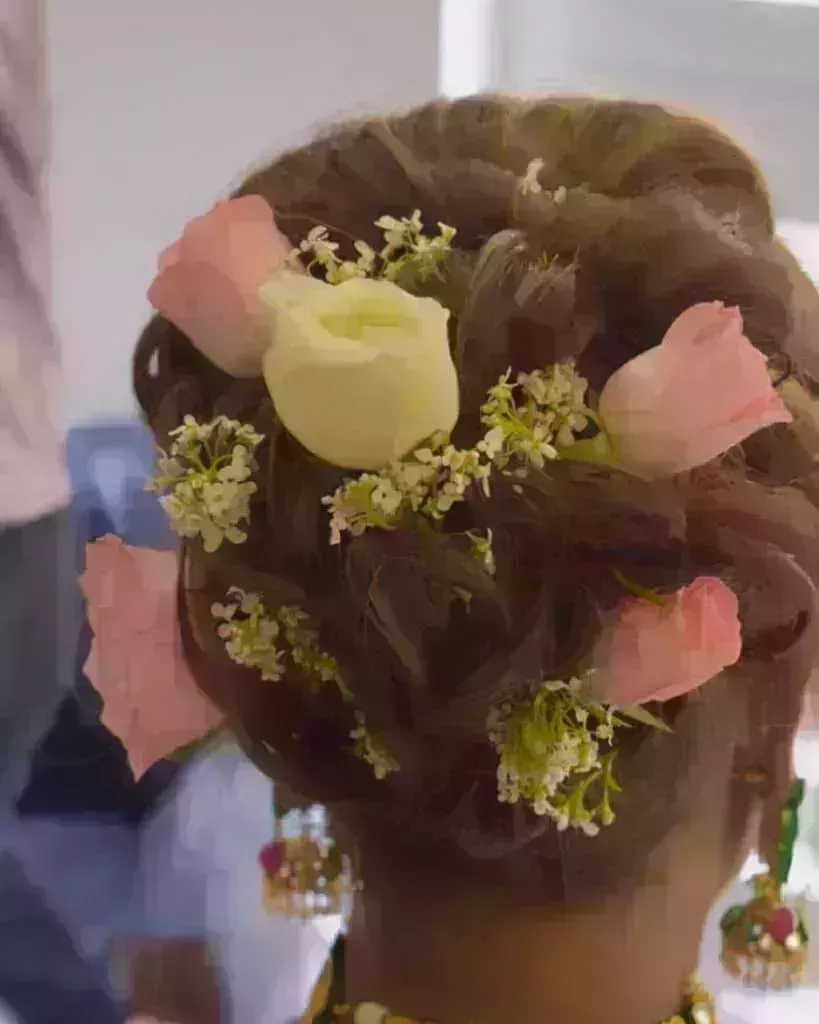 24 mejores peinados con moños florales para novias en 2022