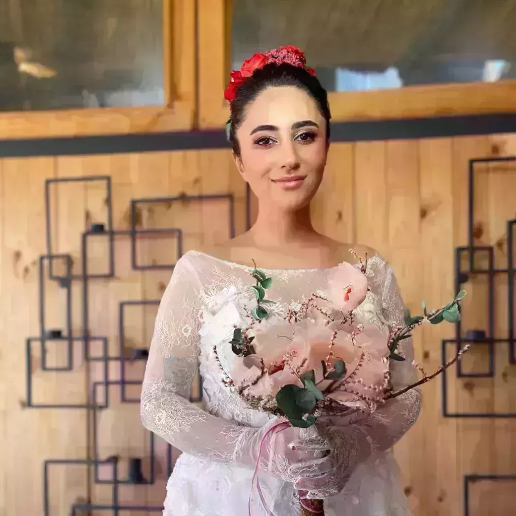 24 mejores peinados con moños florales para novias en 2022