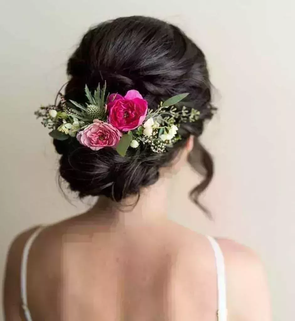 24 mejores peinados con moños florales para novias en 2022