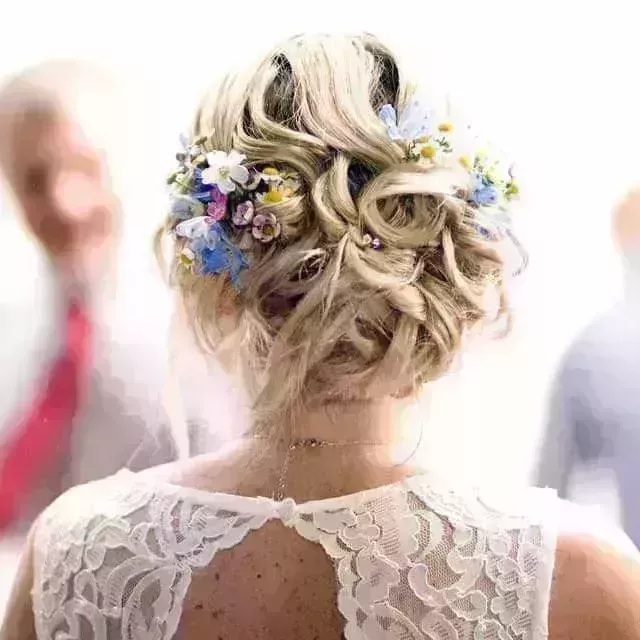 24 mejores peinados con moños florales para novias en 2022