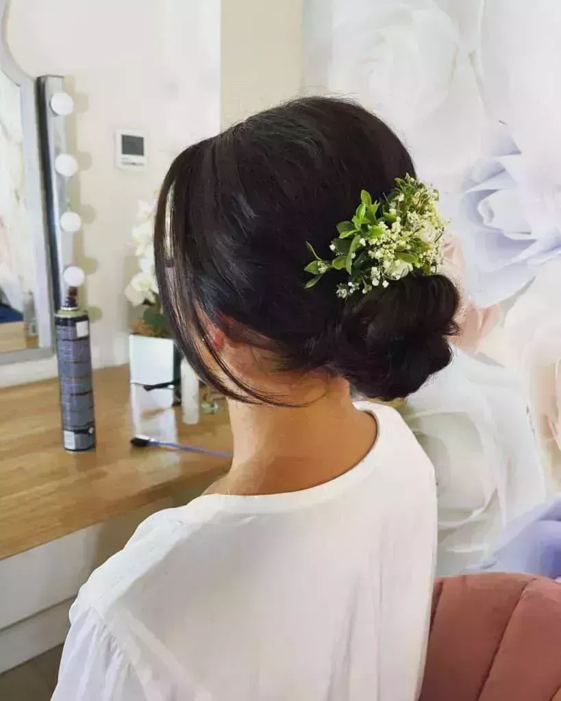 24 mejores peinados con moños florales para novias en 2022