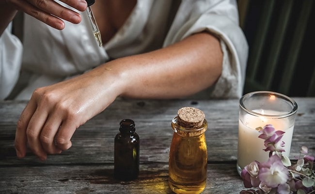 9 beneficios del aceite de manzanilla para la piel, el cabello y la salud