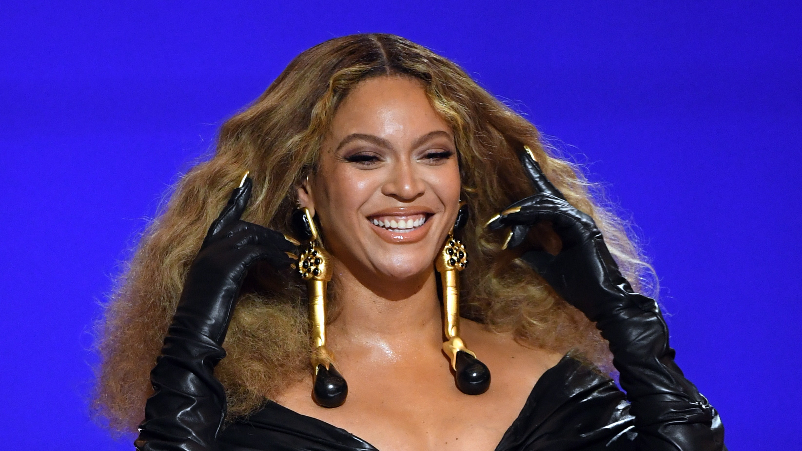 Beyoncé con dos disfraces a la vez hace que el retrato de Halloween de la familia Knowles merezca la pena