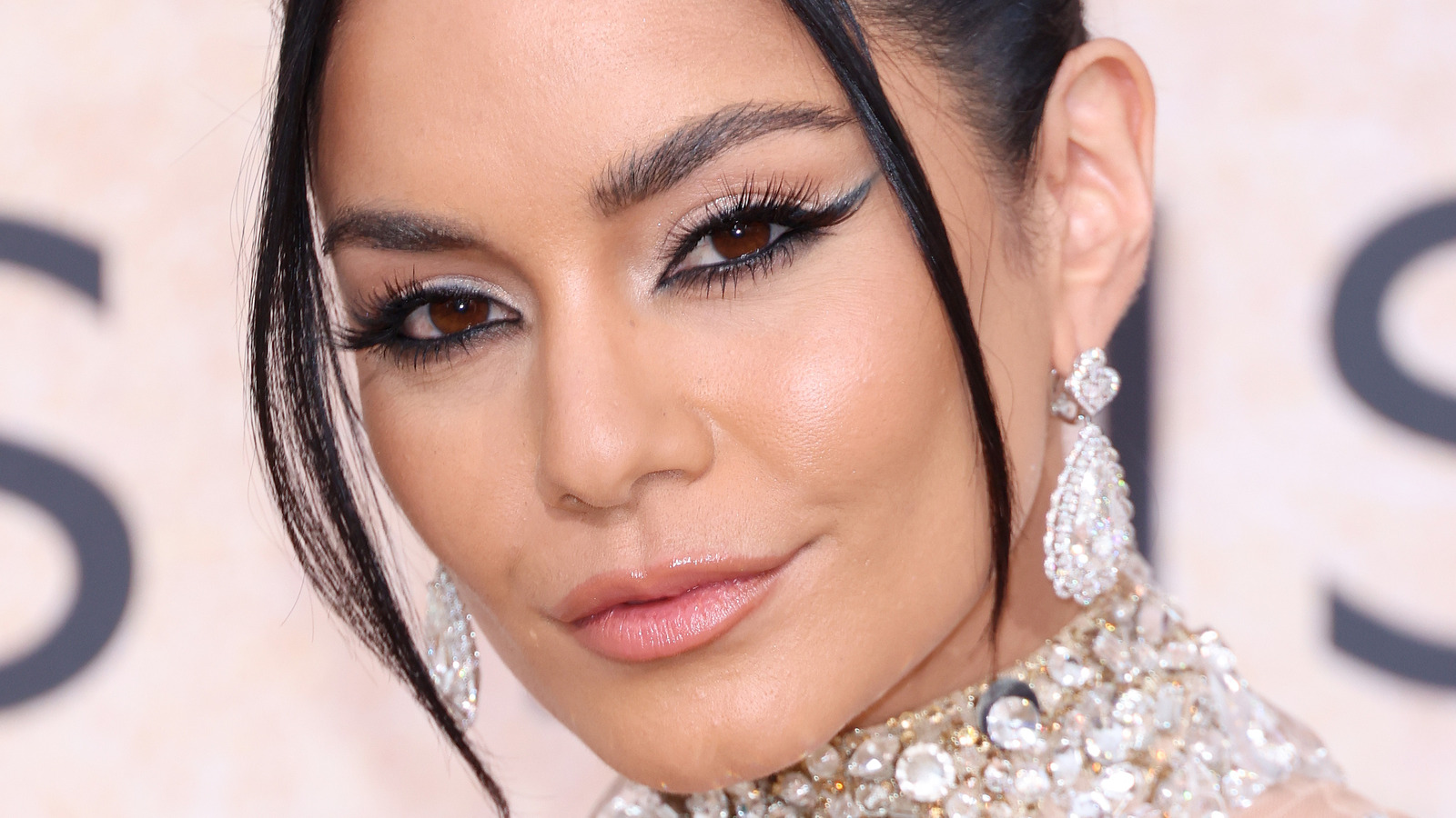 Cómo recrear el Cat Eye de Vanessa Hudgens - La lista