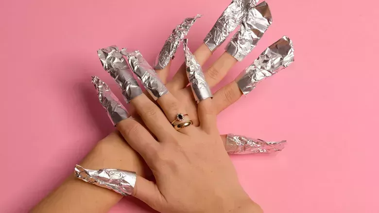 El truco perfecto para ocultar tu manicura crecida - The List