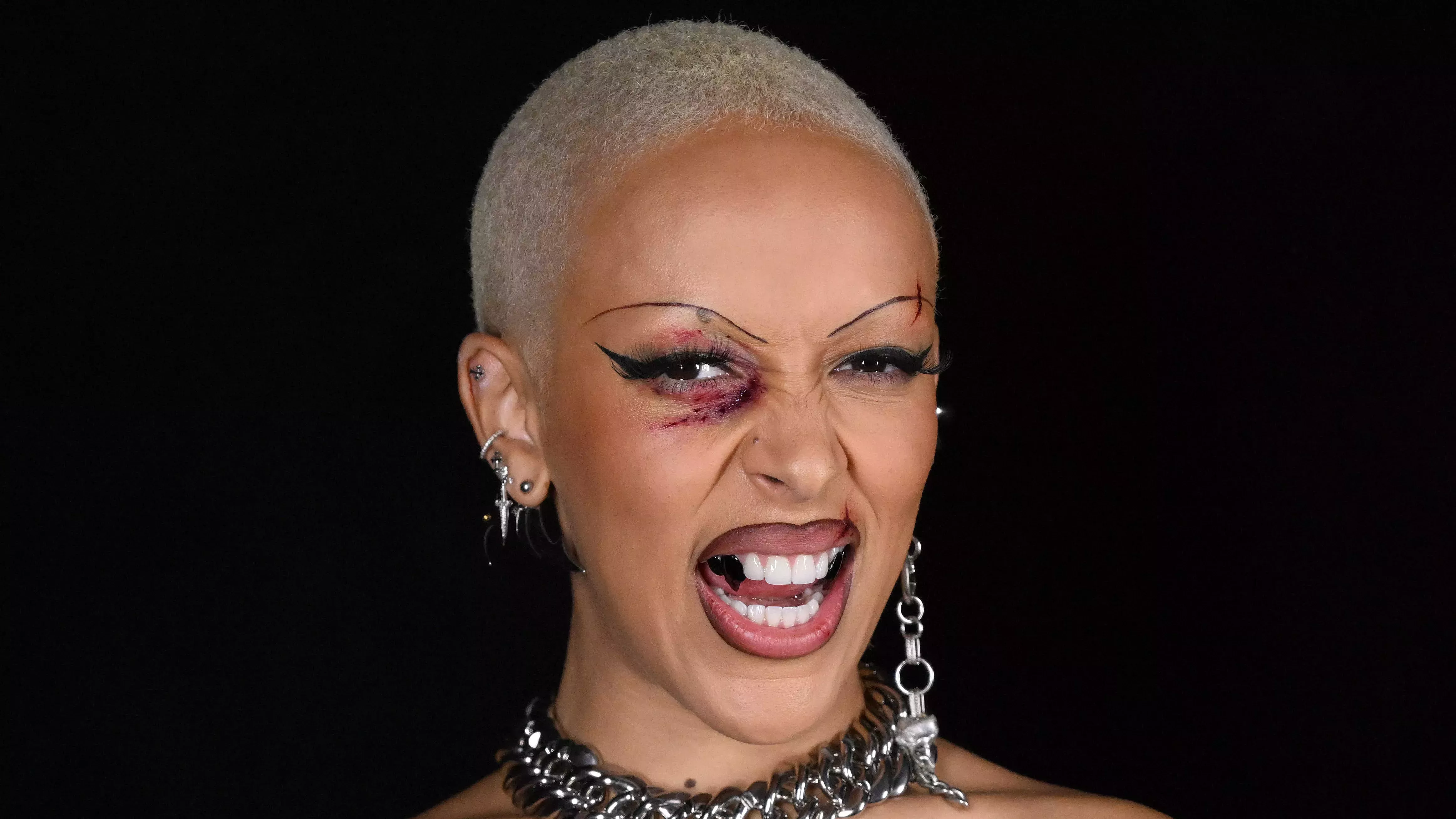 La combinación de ojos rojos y cejas afeitadas de Doja Cat es de lo más chic