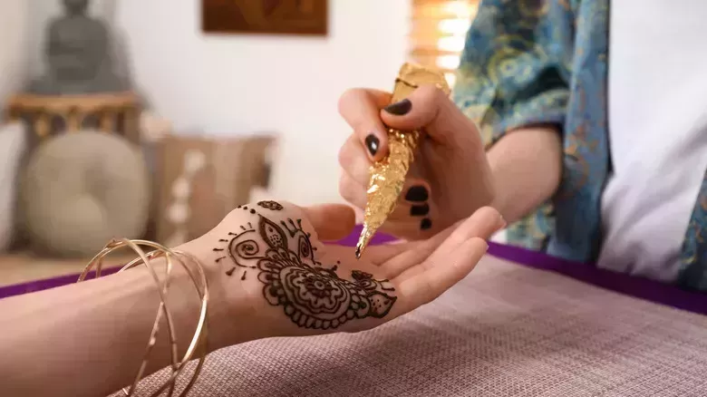 La razón por la que queremos dejar las pecas de los tatuajes de henna en el pasado - La lista
