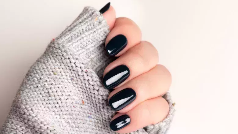 La tendencia de uñas brillantes para el clima frío que seguramente se convertirá en un clásico instantáneo - The List
