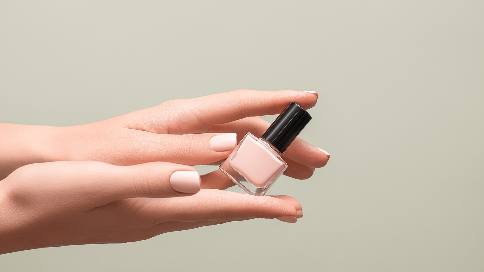 Las uñas de bailarina son la tendencia minimalista.