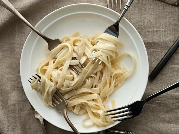 8 formas de usar la salsa Alfredo que no son con pasta