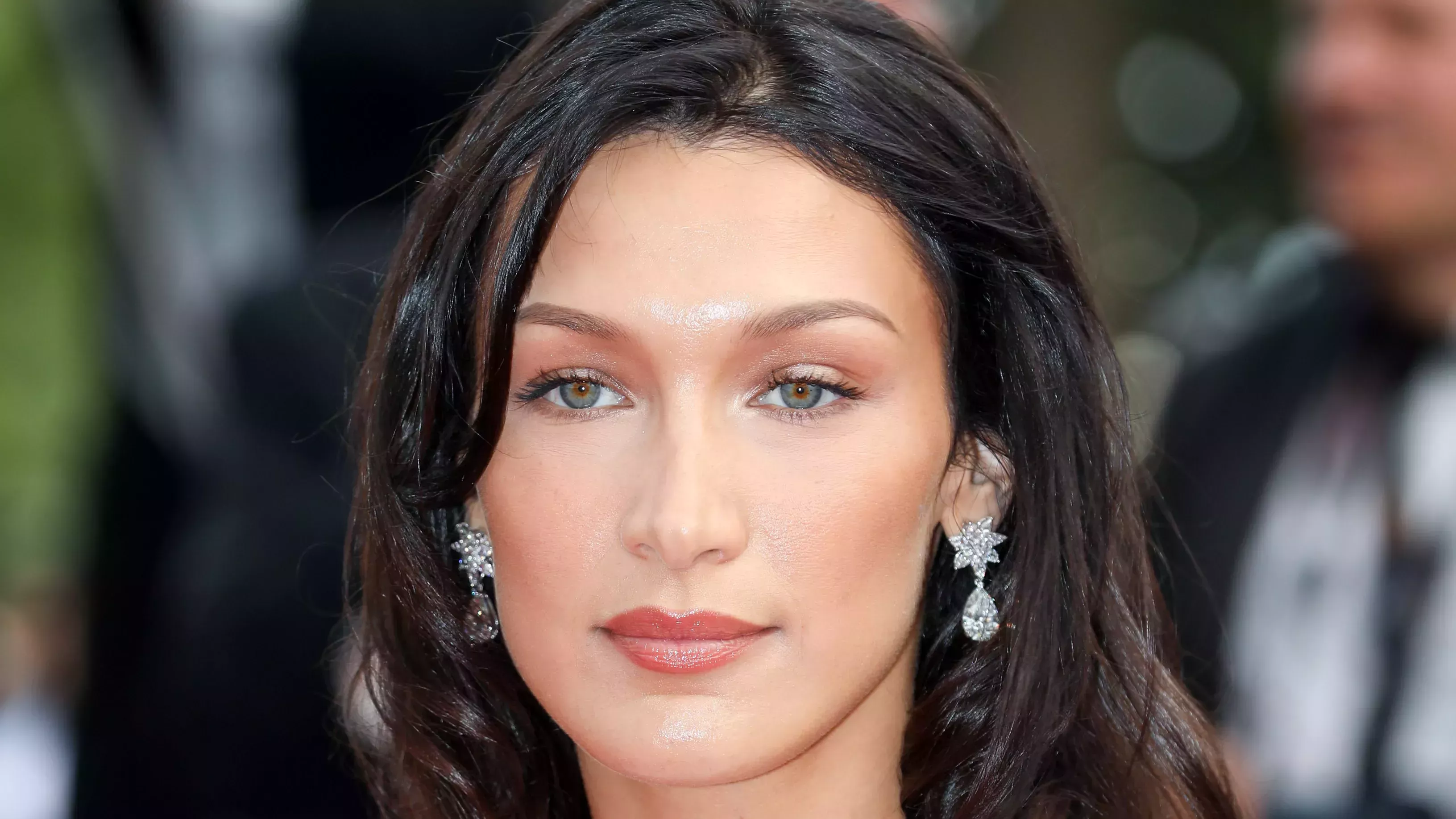 Bella Hadid canalizó la estética de la mujer inglesa agotada con ondas rubias miel y capas acogedoras