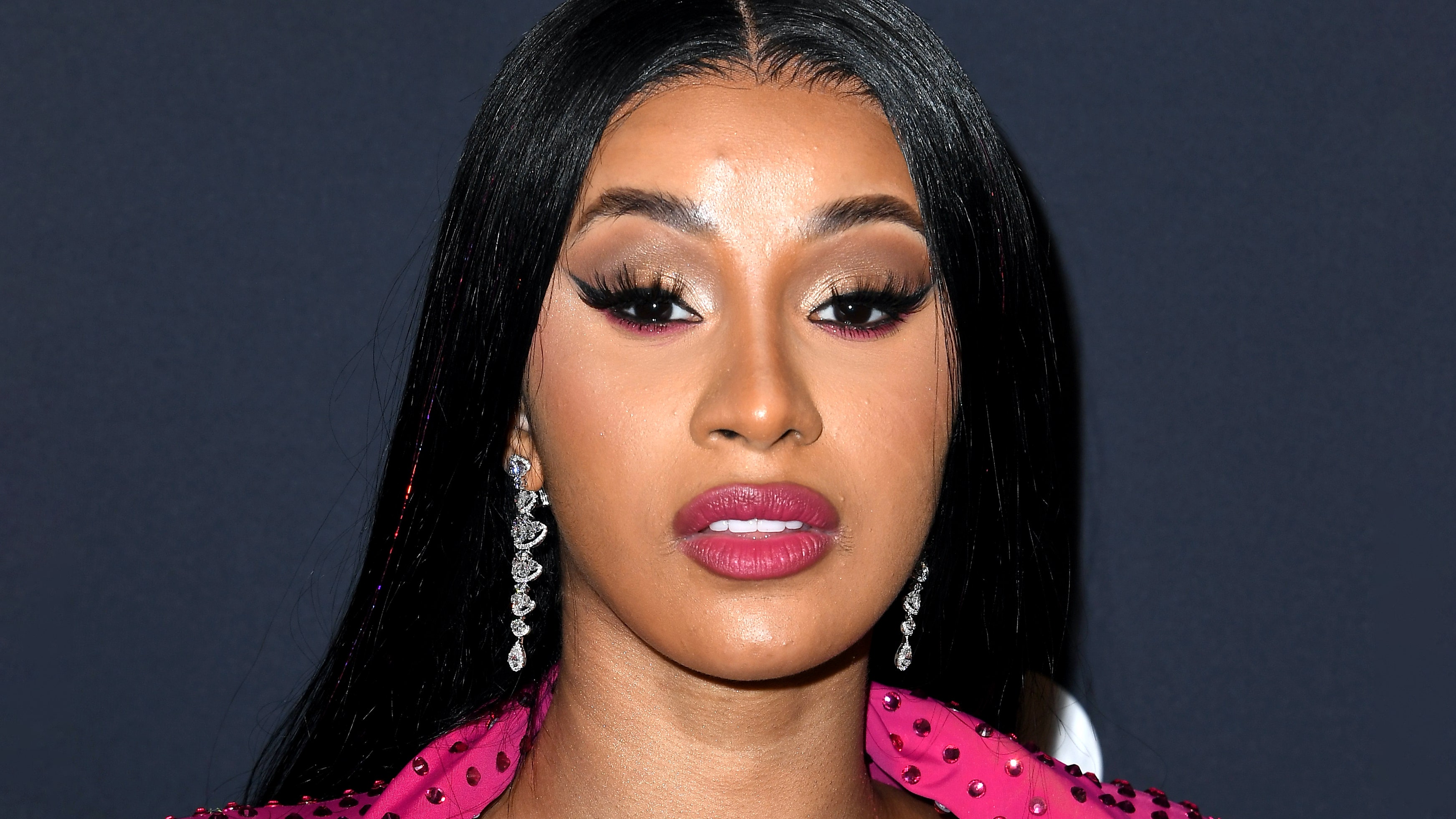 Cardi B dice que quitarse las inyecciones en los glúteos fue &quot;una verdadera locura&quot;