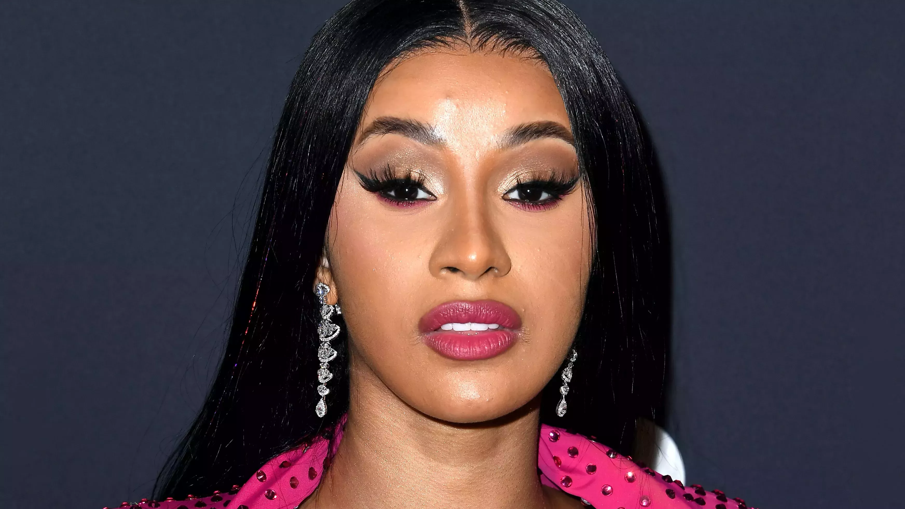 Cardi B dice que quitarse las inyecciones en los glúteos fue "una verdadera locura"