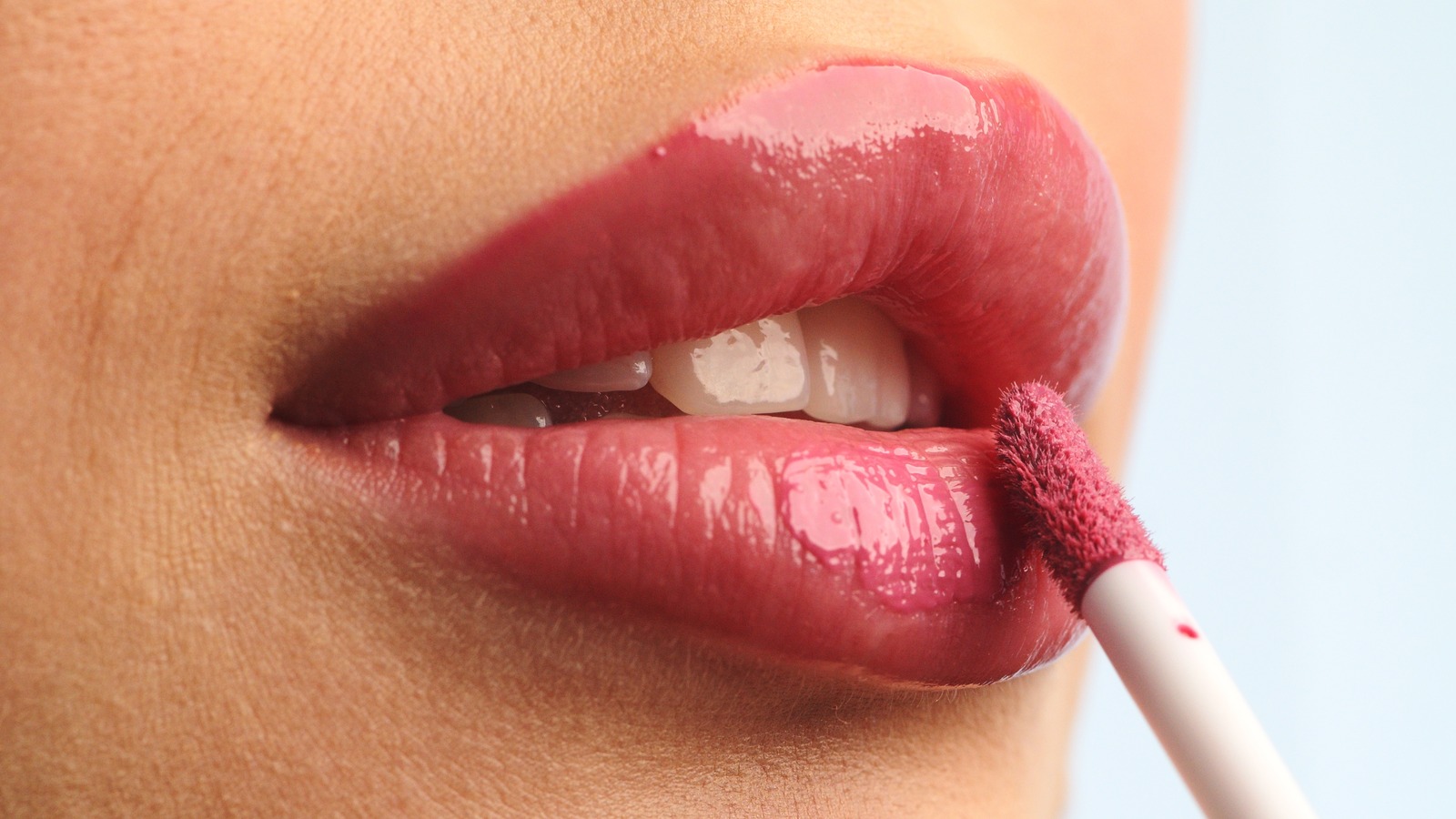 Cómo delinear los labios para conseguir un aspecto más natural