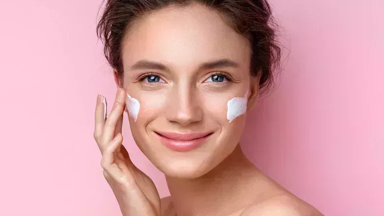 Cómo hacer que tu rutina de maquillaje de 5 minutos cuente - The List