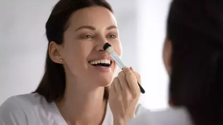 Cómo maquillarse para equilibrar rasgos asimétricos - La lista