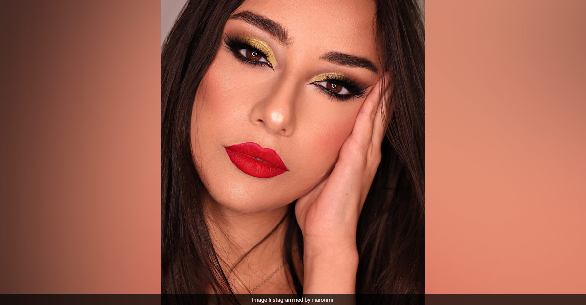 Consejos de belleza para maquillarte con purpurina dorada en Navidad 2022