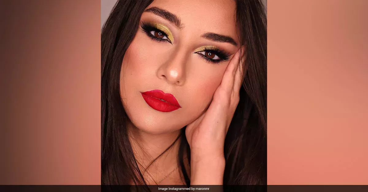 Consejos de belleza para maquillarte con purpurina dorada en Navidad 2022