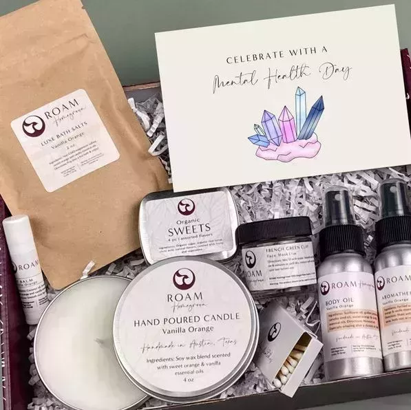 El mejor regalo de Navidad para tu mejor amiga soltera es la almohada "Novio" de 35 dólares de Amazon 