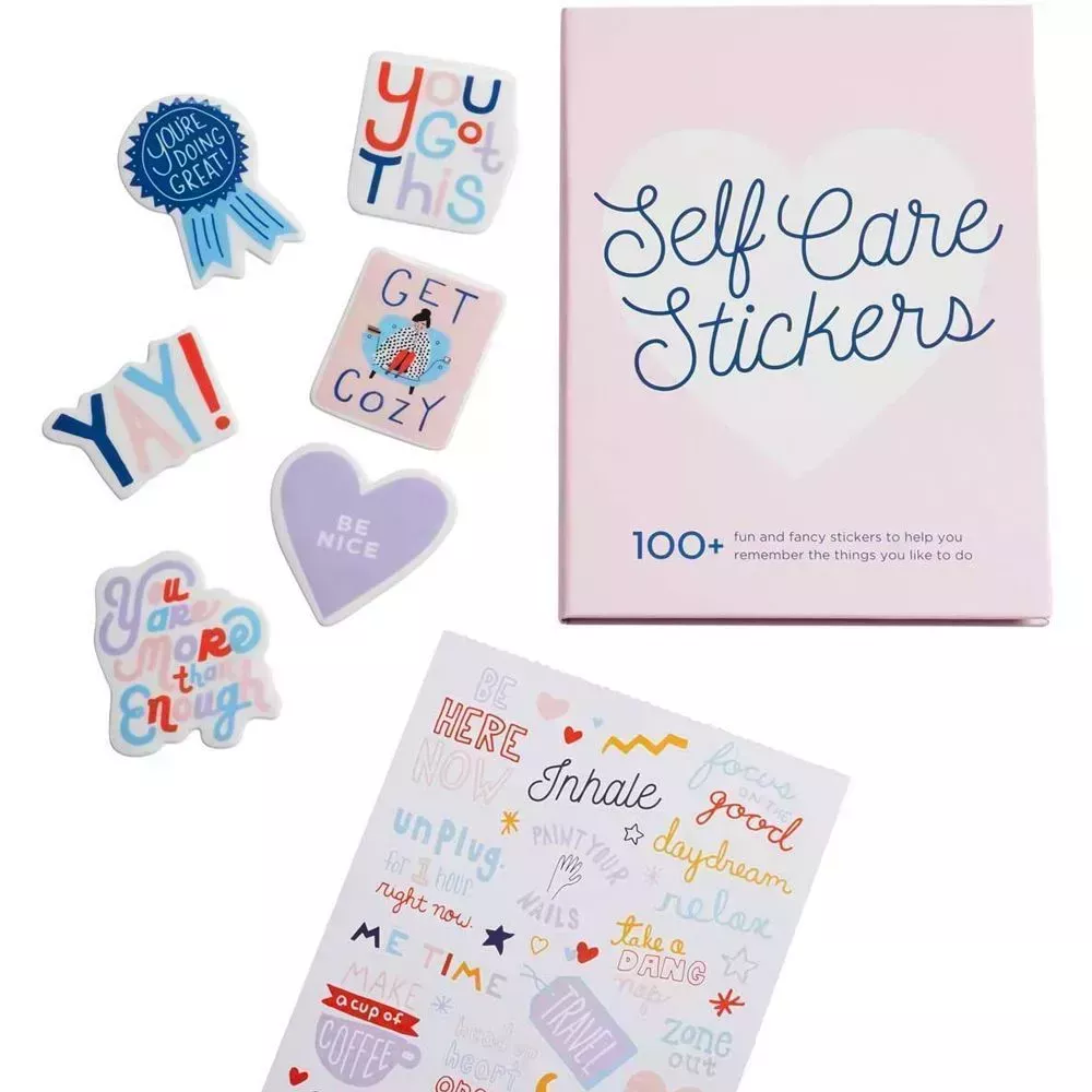 El mejor regalo de Navidad para tu mejor amiga soltera es la almohada "Novio" de 35 dólares de Amazon 