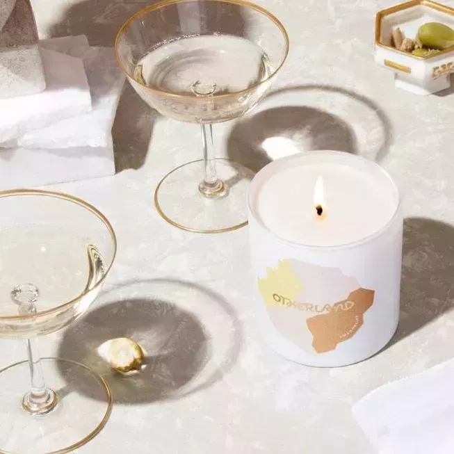 El mejor regalo de Navidad para tu mejor amiga soltera es la almohada "Novio" de 35 dólares de Amazon 