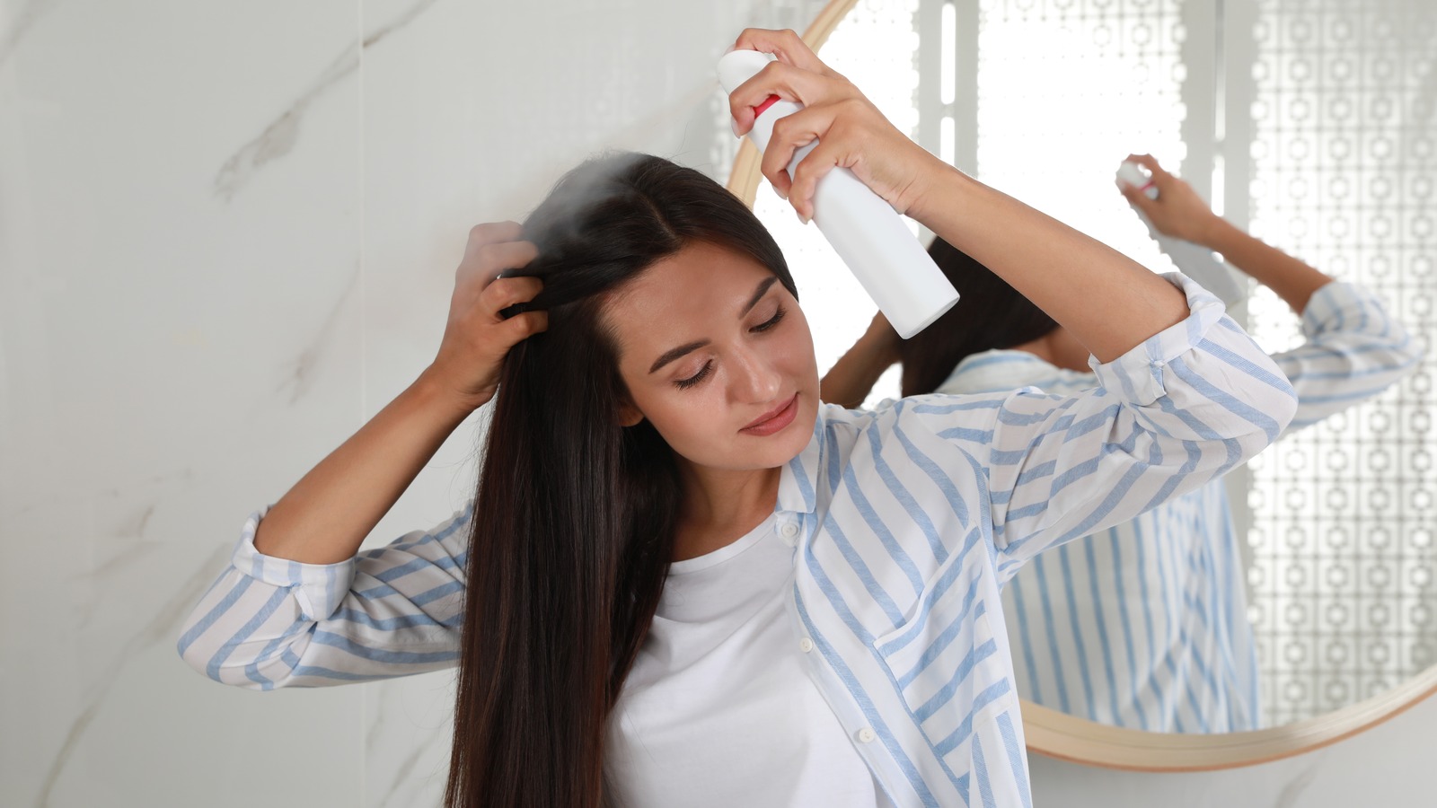 El truco del champú seco y el agua de TikTok, ¿realmente hace algo por tu pelo?