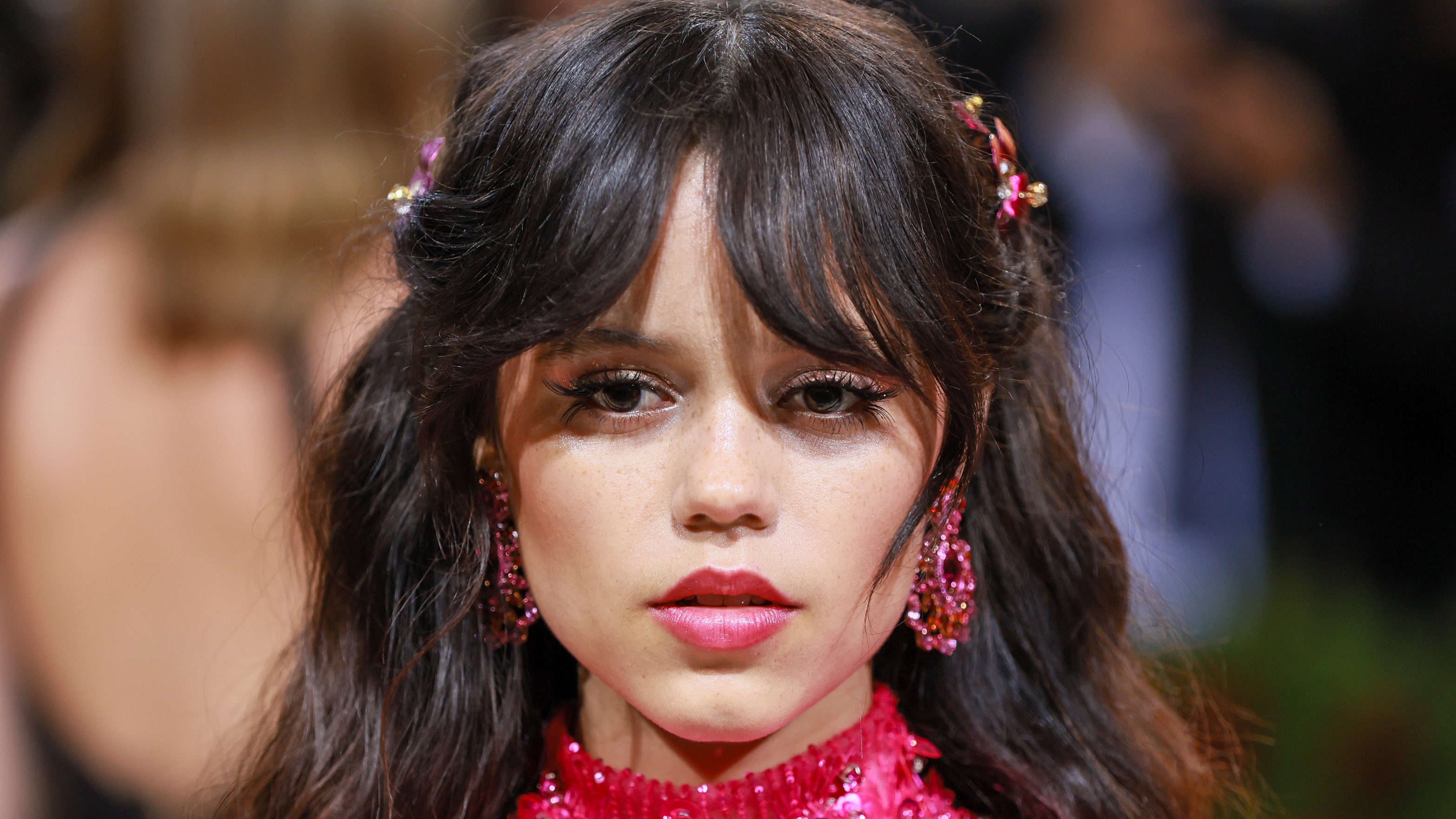 Jenna Ortega se hizo un corte lobo y se tiñó de castaño rojizo