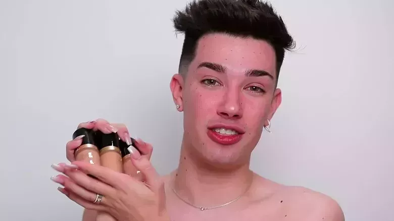 La Fundación por la que jura James Charles - La Lista