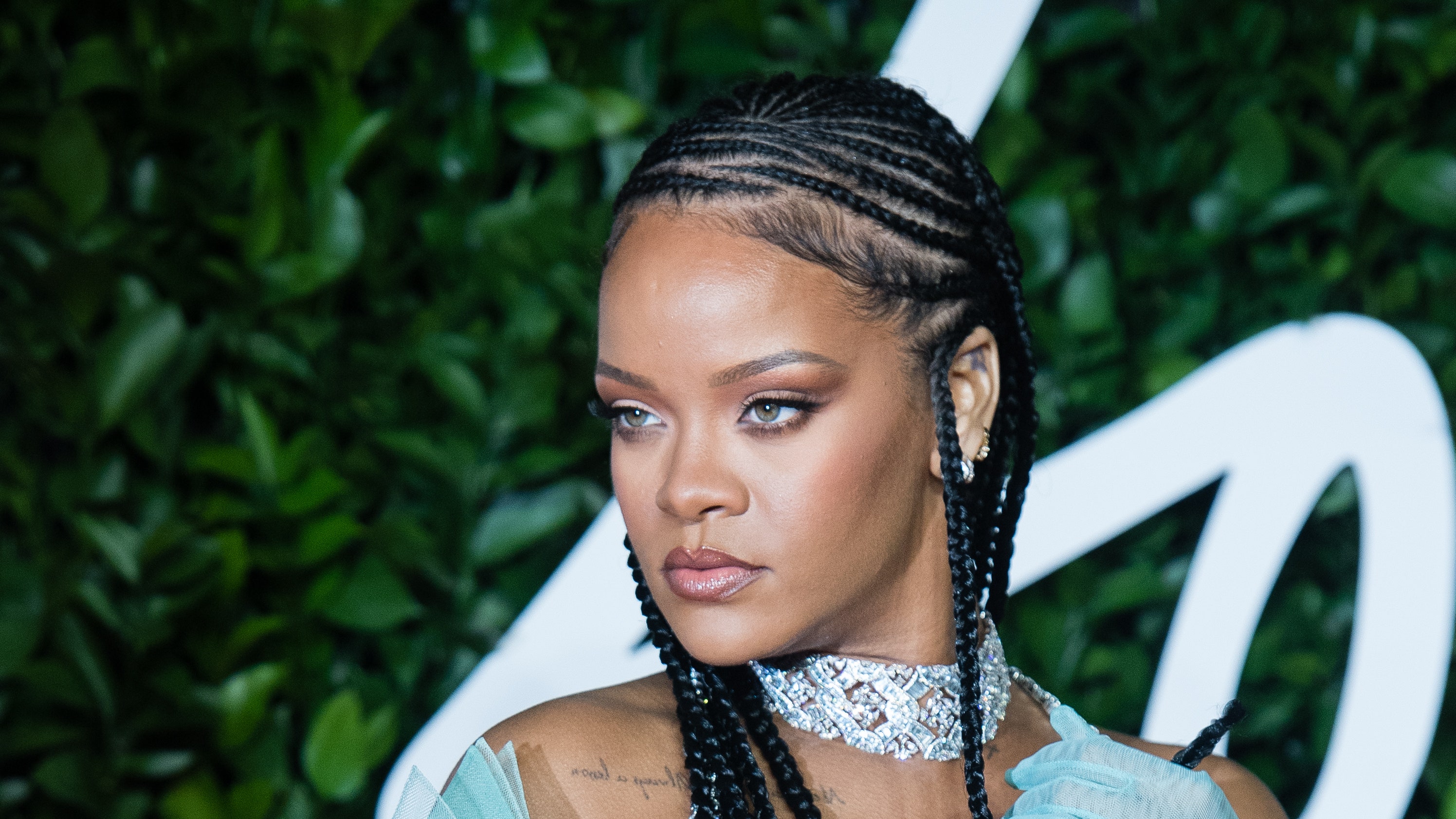 Los colgantes de trenza de Rihanna me hacen correr a la tienda de productos de belleza