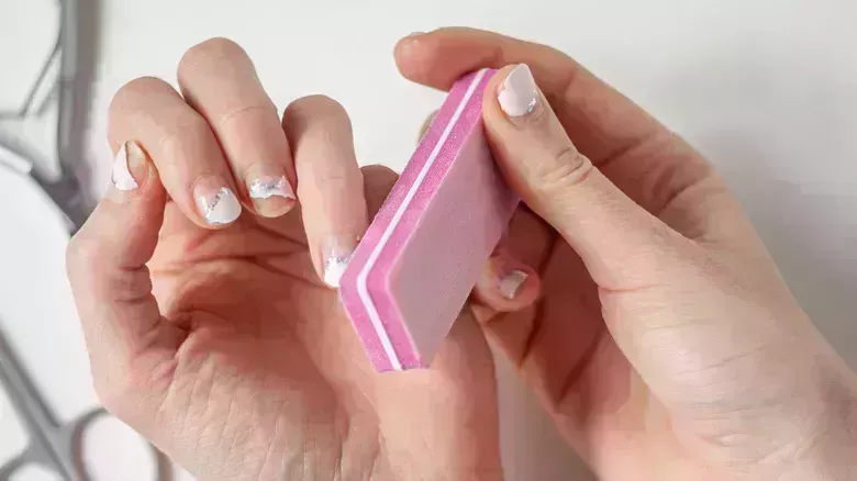 Los mayores errores que todo el mundo comete con las uñas de gel - La lista