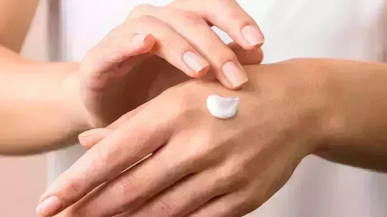 Los mayores errores que todo el mundo comete con las uñas de gel - La lista