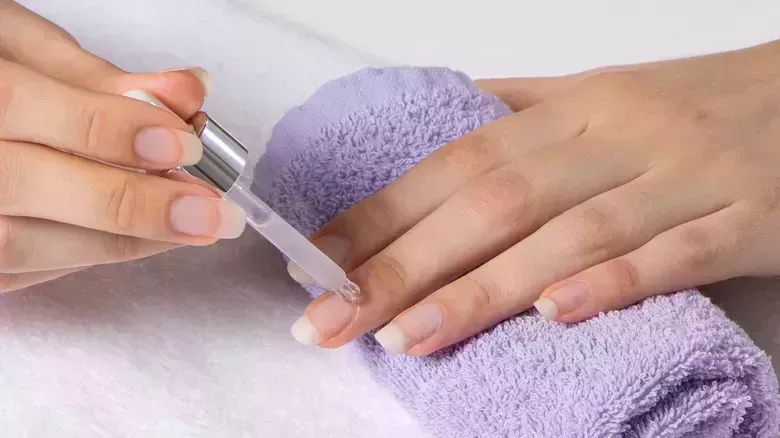 Los mayores errores que todo el mundo comete con las uñas de gel - La lista