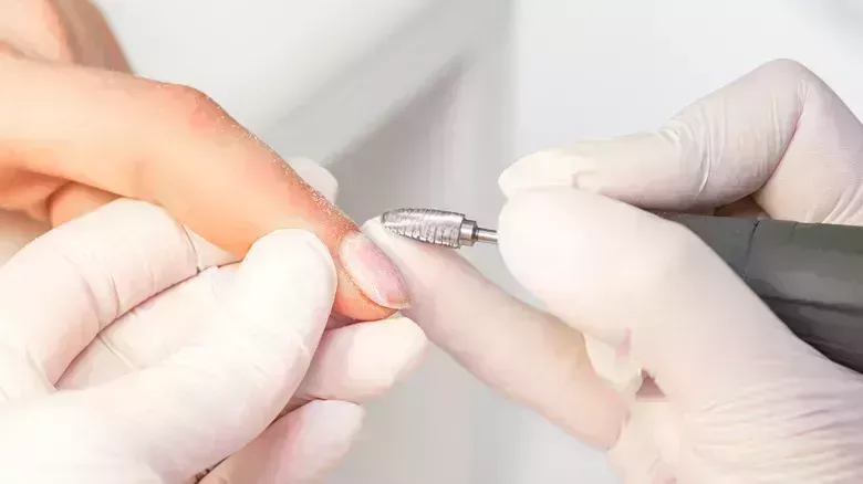 Los mayores errores que todo el mundo comete con las uñas de gel - La lista