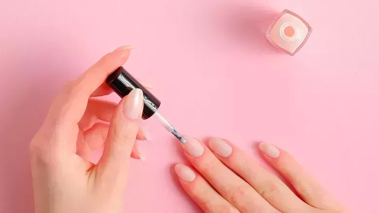 Los mayores errores que todo el mundo comete con las uñas de gel - La lista