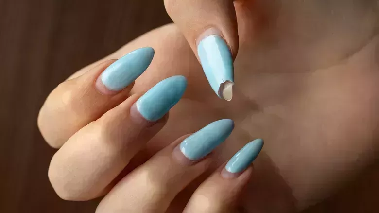 Los mayores errores que todo el mundo comete con las uñas de gel - La lista